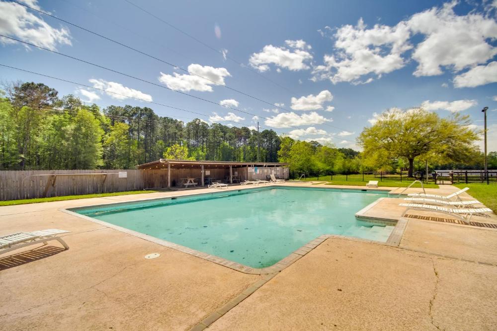 Charming Biloxi Studio with Community Pool and Lake!